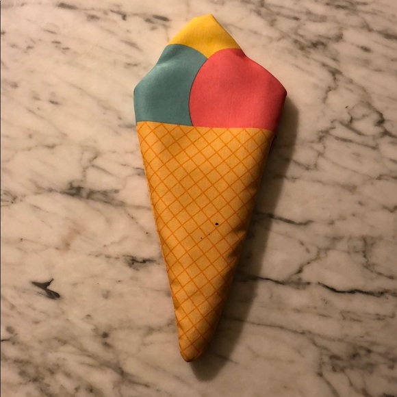 Ice cream cone shaped soft pencil case - Picture 2 of 3